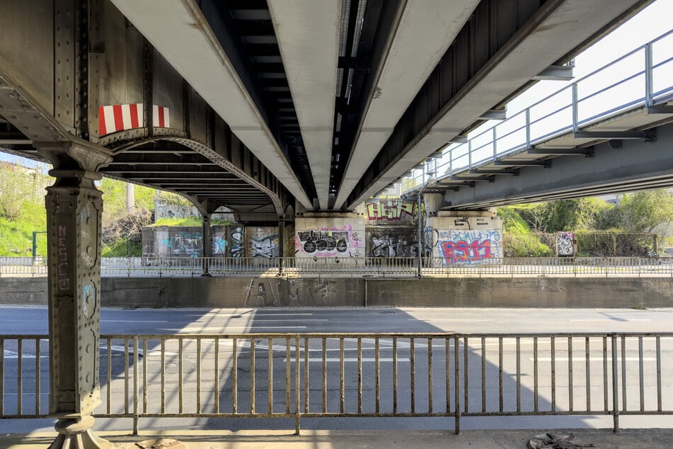 Laut Planung werden zwei Überbauten und eine Mittelbahnsteigbrücke entstehen.