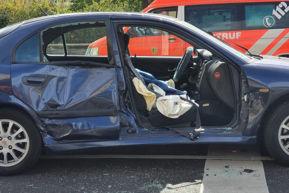 Die Beifahrertür des beteiligten Autos musste von der Feuerwehr entfernt werden, da sie sich nicht mehr öffnen ließ.