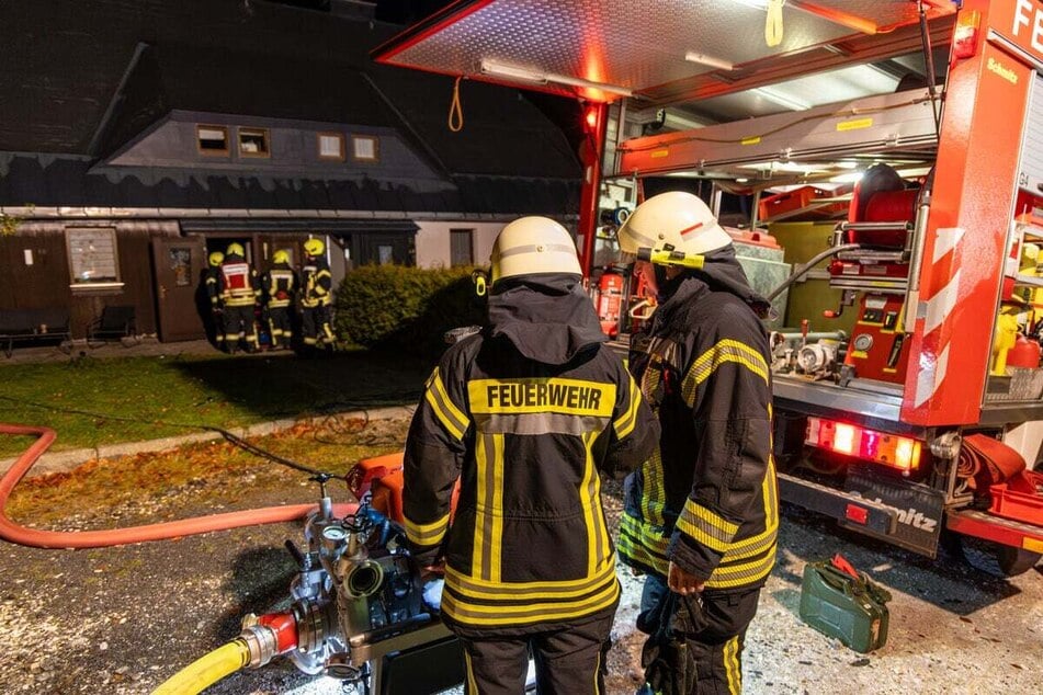 Da das Feuerwehrauto im Ort aktuell defekt ist, mussten sich die Kameraden aus dem Umland um den Brand kümmern.