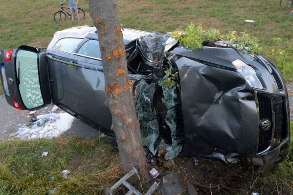 Der Passat kippte auf die Seite und krachte gegen einen Baum.
