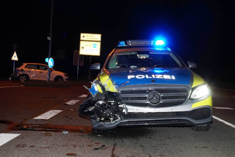 Ein Polizeiwagen wurde von einem Fluchtauto gerammt. (Symbolbild)
