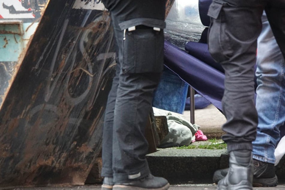 Die Frau wurde in eine Decke eingewickelt und neben einen Schuttcontainer wie Müll entsorgt.