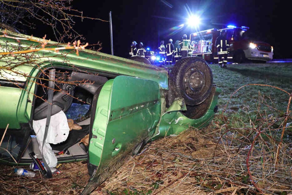 Einsatzkräfte am Unfallort.