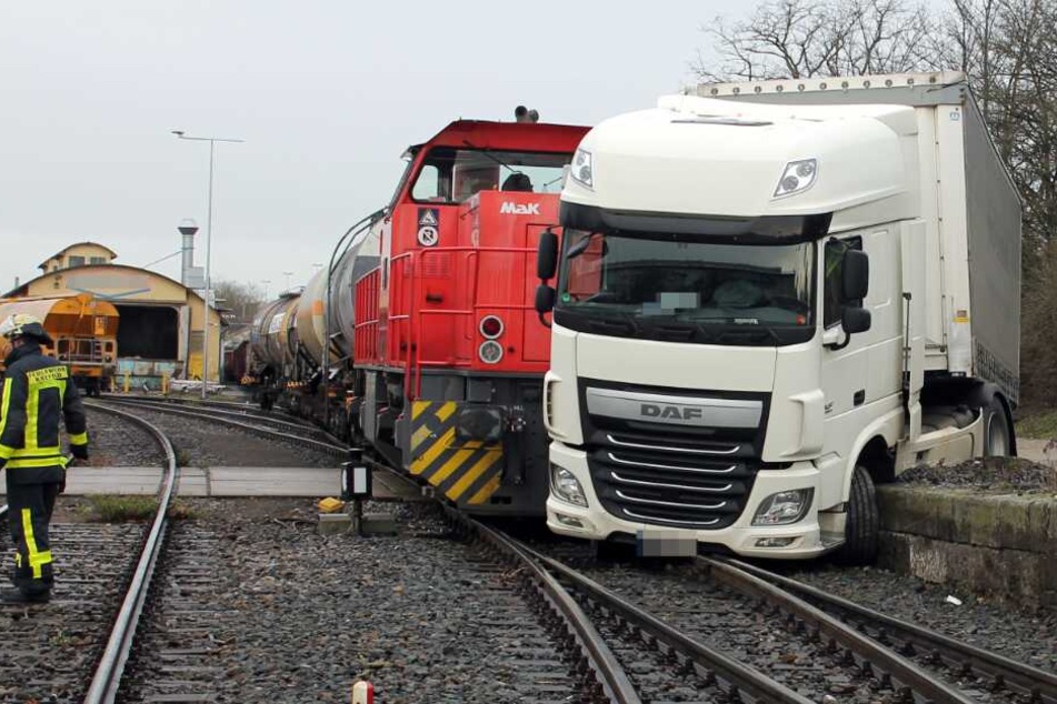 In Krefeld stießen eine Lok und ein Lkw zusammen.