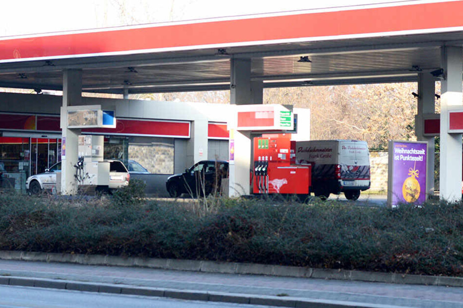 Der Mann wollte Geld von einer Tankstellen-Mitarbeiterin. (Symbolbild)