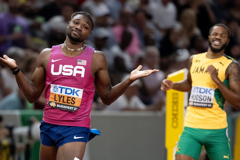 Noah Lyles (26, l.) und Andrew Hudson (26) nach dem Unfall beim Halbfinale über 200 Meter.