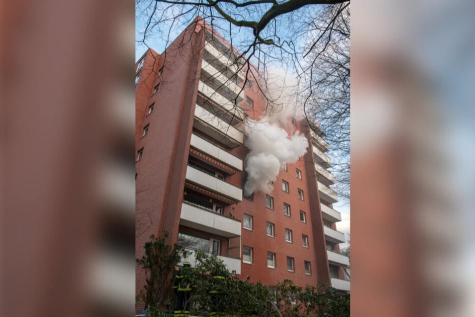 Riesige Rauchwolken stiegen aus dem Wohnhaus in Hamburg-Horn.