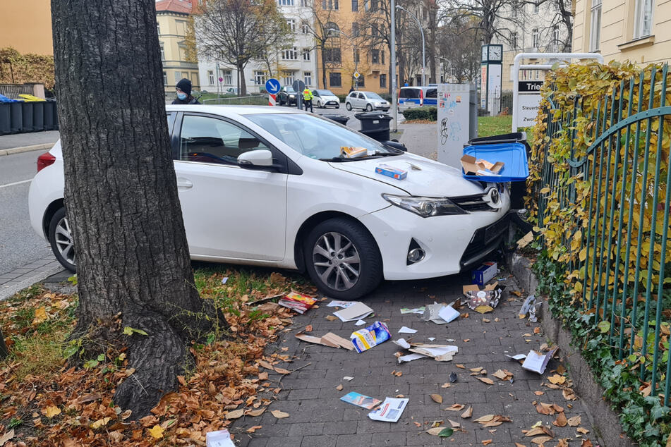 Schwerer Unfall in Weimar: Rentner fährt durch Mülltonnen und kracht in Zaun
