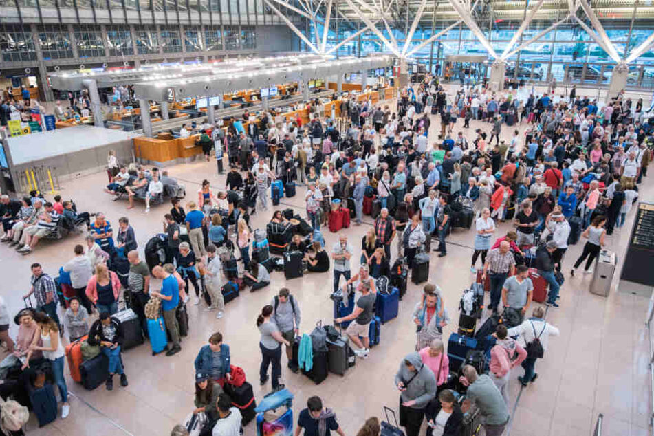 Reisende warten in einem Terminal im Helmut-Schmidt-Airport.