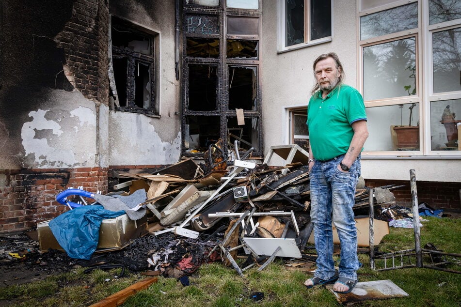 Detlef Andrä steht verzweifelt vor seiner ausgebrannten Wohnung in der Heinrich-Schütz-Straße.