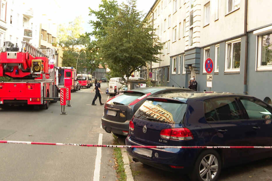 Der Tatort rund um das Mehrfamilienhaus wurde abgesperrt.