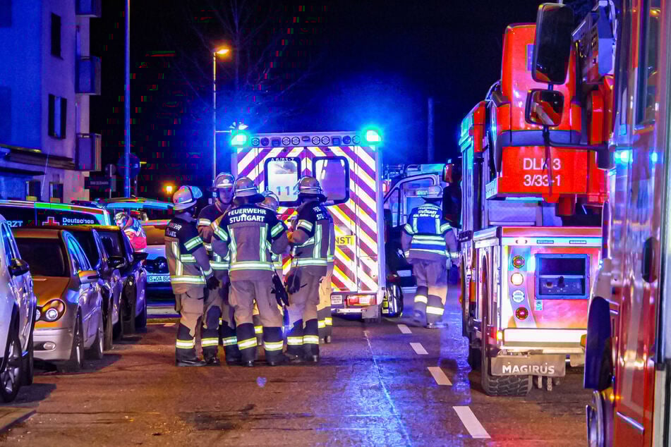 Die Feuerwehr rückte mit mehreren Löschfahrzeugen an.