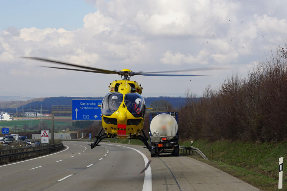 Ein Rettungshubschrauber landet auf der Autobahn.