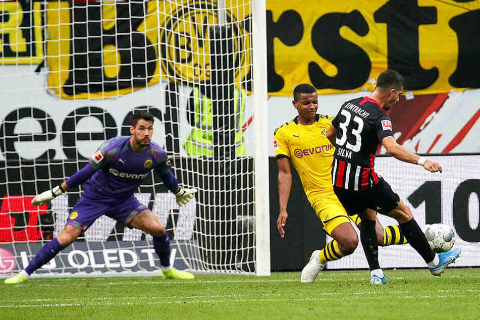 Der Frankfurter Ausgleich: André Silva schlenzt den Ball an Manuel Akanji (M.) und BVB-Keeper Roman Bürki (l.) vorbei zum 1:1 ins Tor.