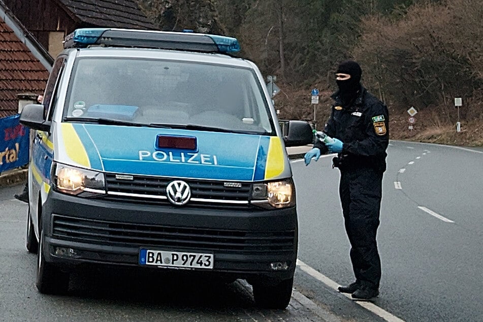 Die Polizei durchsuchte vier Gebäude in Südniedersachsen. (Symbolbild)