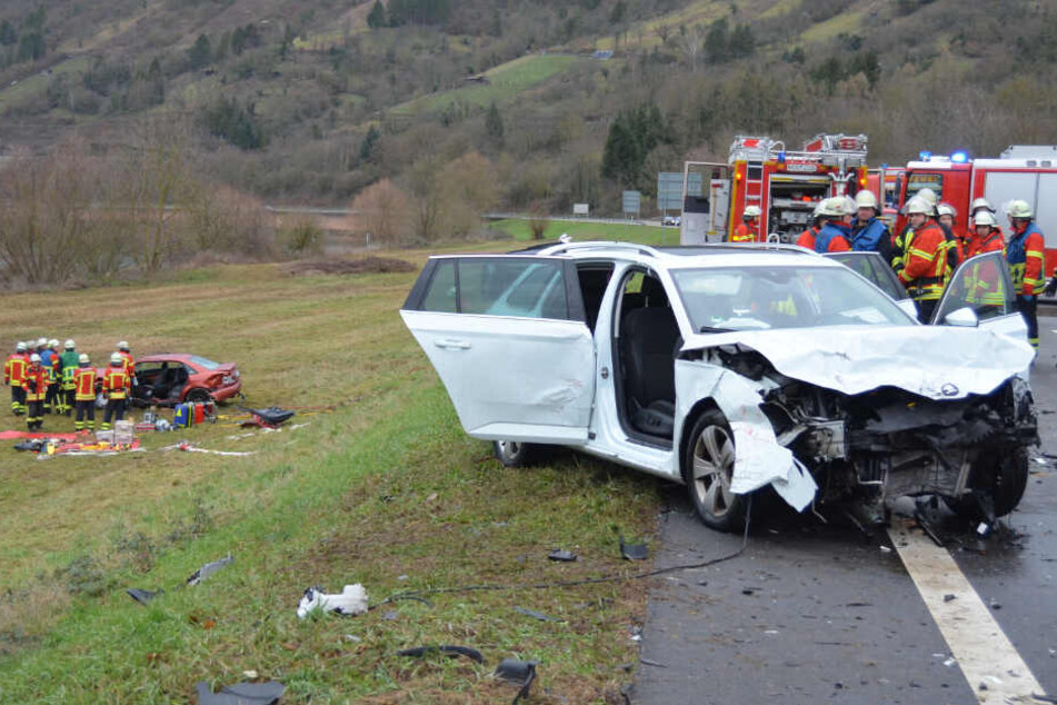 Die beiden Fahrerinnen wurden schwer verletzt, ein acht Wochen altes Baby per Hubschrauber ins Krankenhaus geflogen.