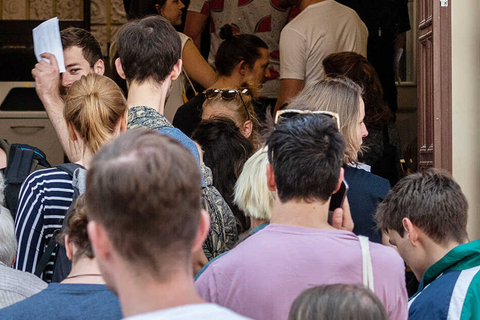 Andrang bis 18 Uhr: Wähler stehen vor der Stimmabgabe zu den Europa- und Kommunalwahlen in Sachsen vor einem Wahllokal in einer Schule in der Dresdner Neustadt an.