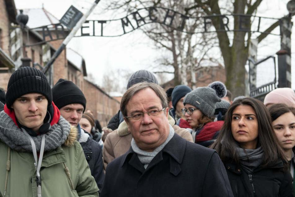 Laschet mit wichtiger Botschaft in Auschwitz | TAG24