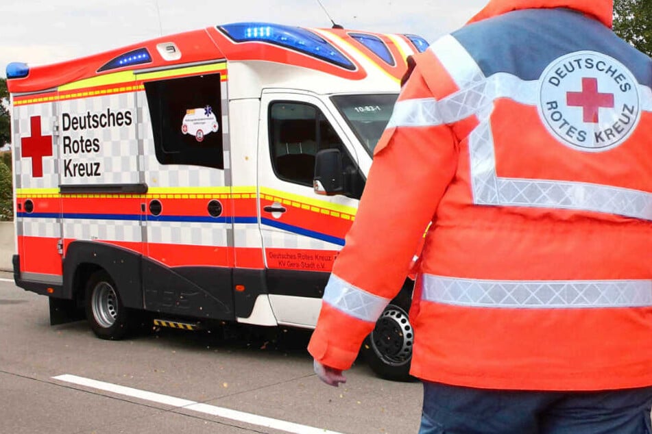 Der Lkw-Fahrer wurde in eine Klinik gebracht, für die Autofahrerin kam jede Hilfe zu spät (Symbolbild).