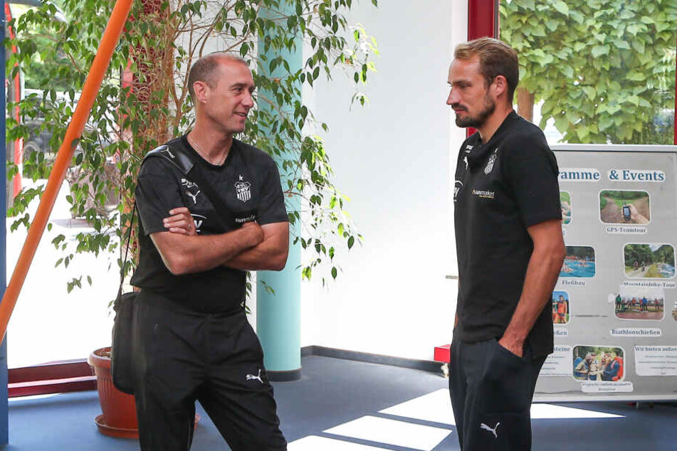 Sportchef Toni Wachsmuth (r.) und Trainer Joe Enochs haben den geplanten 23-Mann-Kader der Zwickauer zusammen.