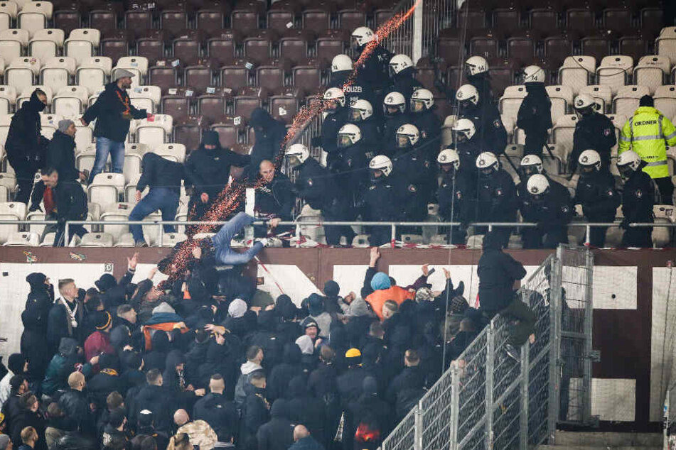 Nach Spielschluss versuchten Dresdner Anhänger den Heimbereich zu stürmen.