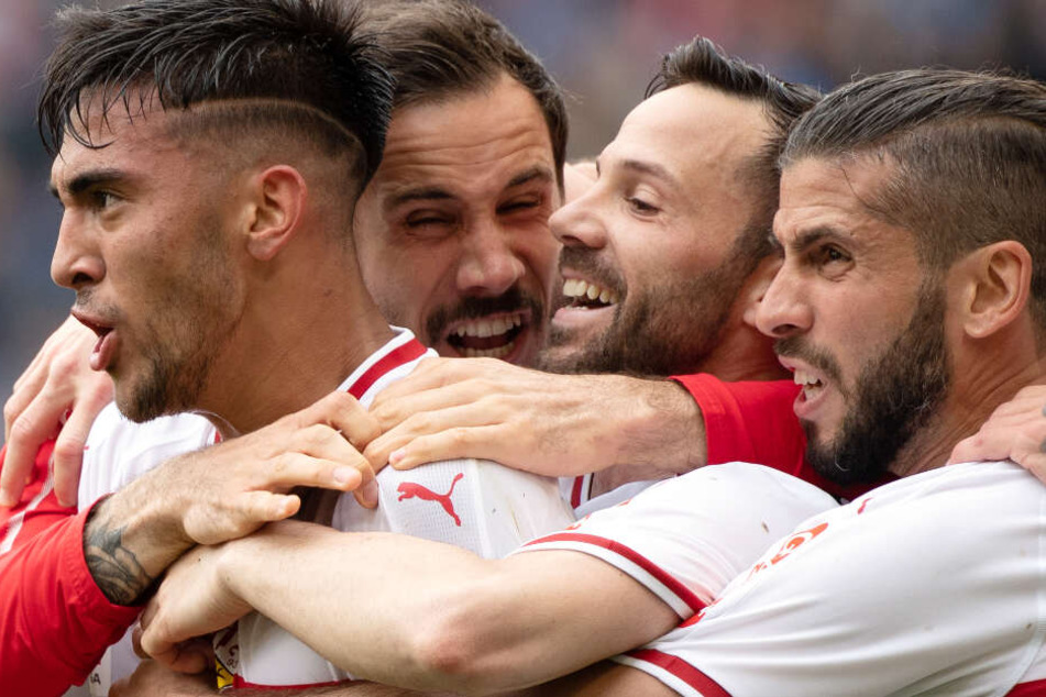 Stuttgarts Nicolas Gonzalez (l-r), Torwart Jens Grahl, Gonzalo Castro und Emiliano Insua freuen sich nach dem 1:0.