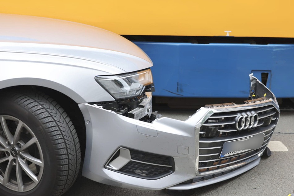 Am Auto und an der Tram entstand Sachschaden.