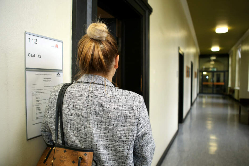 Büsra Y. steht vor dem Verhandlungssaal im Amtsgericht Bergedorf.