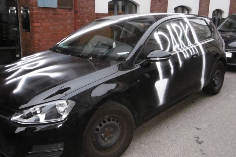 Dieser Falschparker konnte an seinem Auto sehen, wie der Parkplatz wirklich verlief.