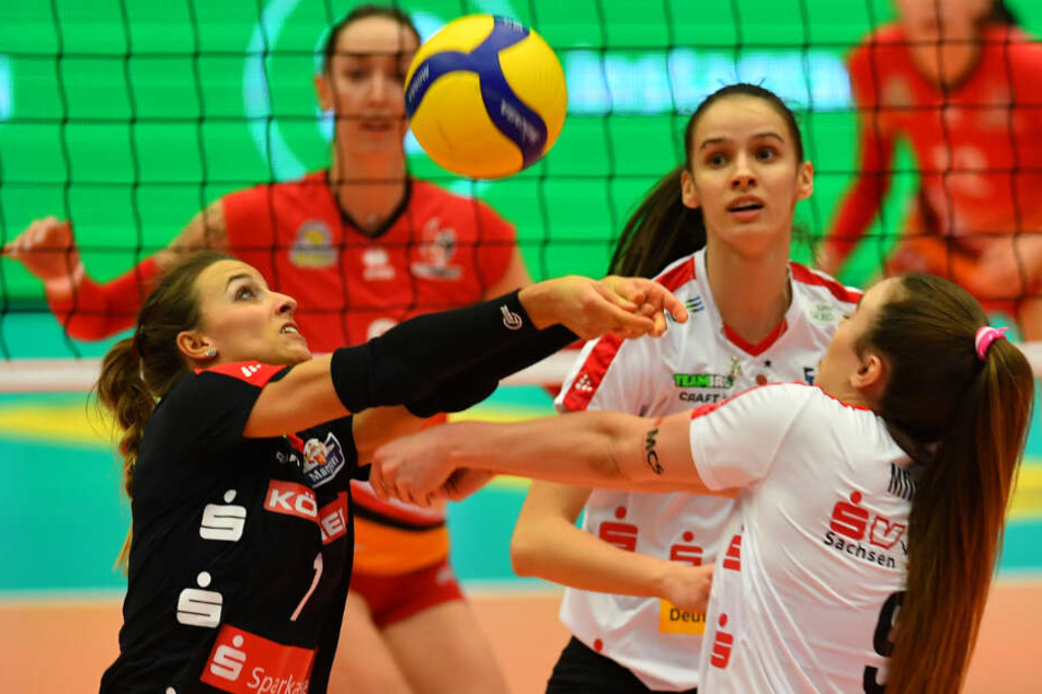 Wer nimmt ihn? DSC-Libera Lenka Dürr ist hier in der Annahme vor ihrer Teamkollegin Lucija Mlinar am Ball. Ivana Mrdak beobachtet die Szene.