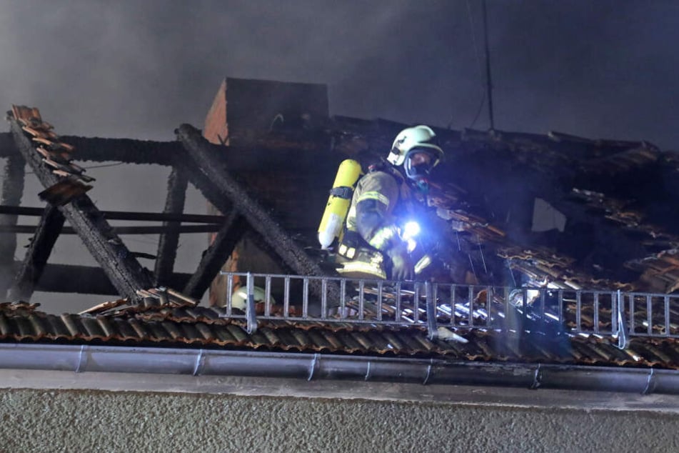 Die Kameraden der Freiwilligen Feuerwehren mussten das Dach vollständig öffnen, um den Brand ganz löschen zu können.