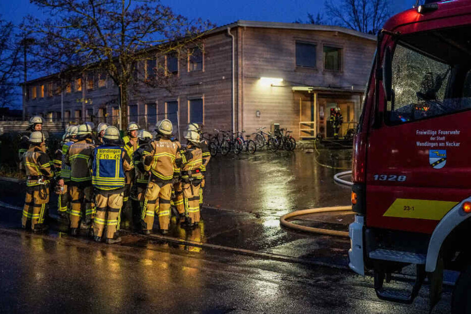 Feuerwehrleute vor der Unterkunft.