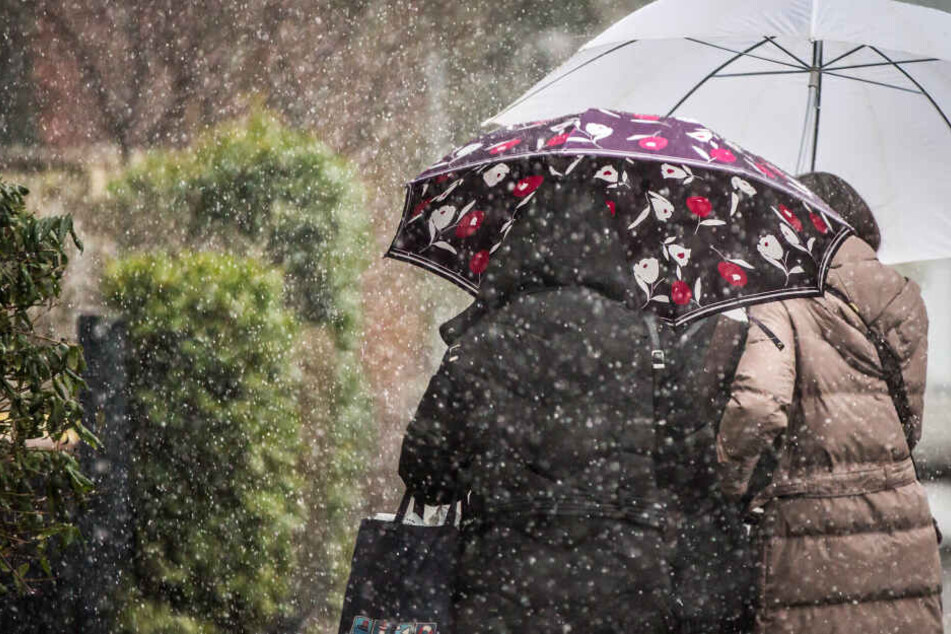 In Hessen braucht man in den kommenden Tagen wohl wieder des Öfteren einen Regenschirm (Symbolbild).