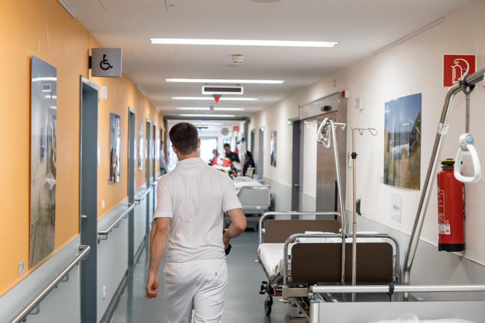 Klinik-Angestellte aus Eifersucht mit Messer attackiert? Ehemann angeklagt!