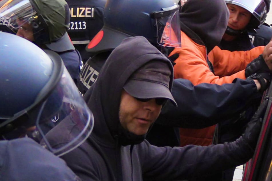Starker Gegenprotest und Festnahmen bei Anti-Merkel-Demo