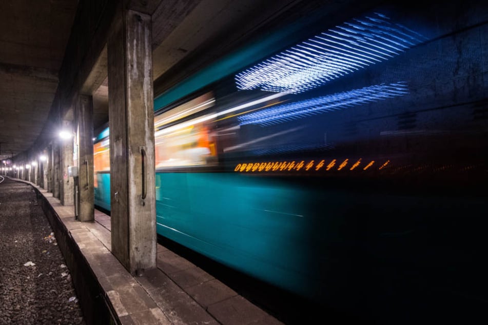 Die Bahnschranken sollen geöffnet und die Ampel ausgeschaltet gewesen sein. (Symbolbild)