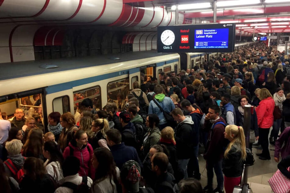 Jeder Morgen das Gleiche: Pendler drängen am Ostbahnhof in eine einfahrende U-Bahn.