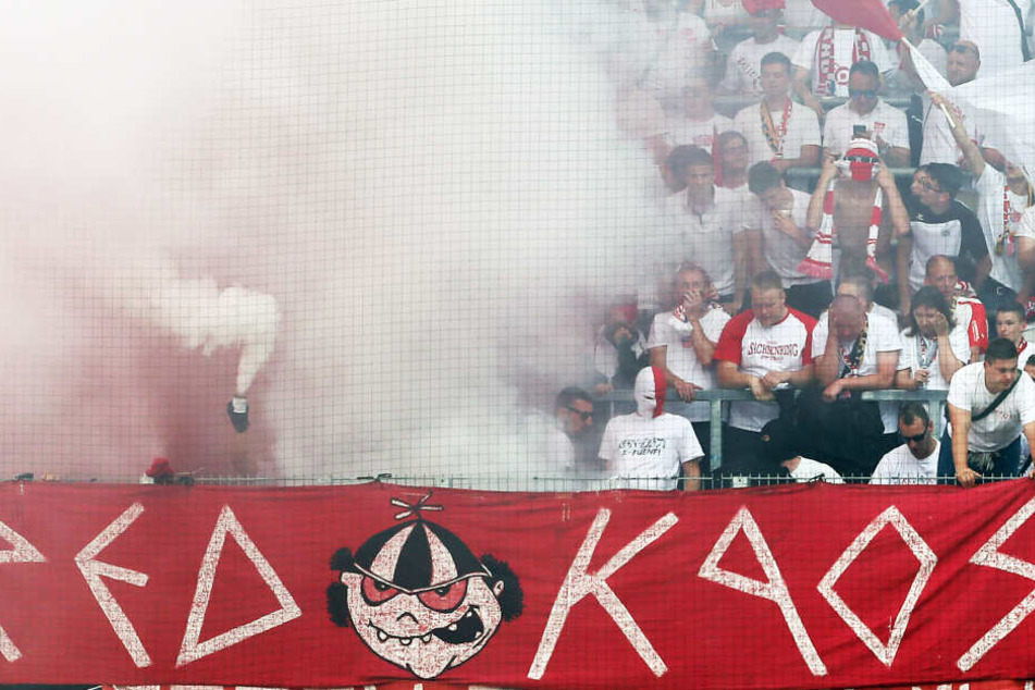 Die Staatsanwaltschaft München hat die Zaunfahnen vom Fanclub "Red Kaos" verboten.