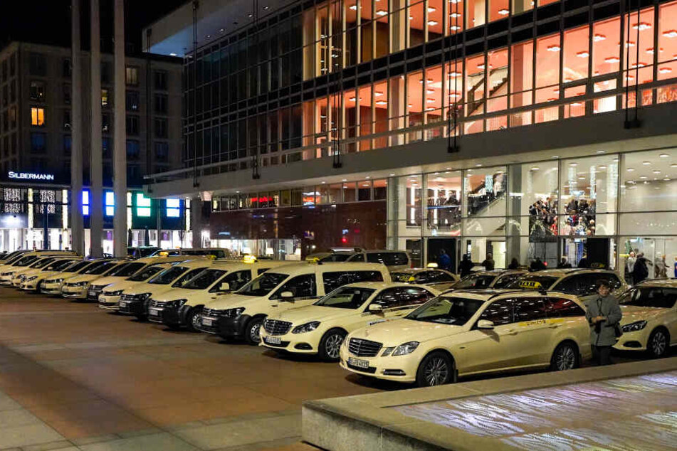 Nach Konzerten warten bis zu 40 bestellte Taxis am Eingang vorm Kulturpalast.