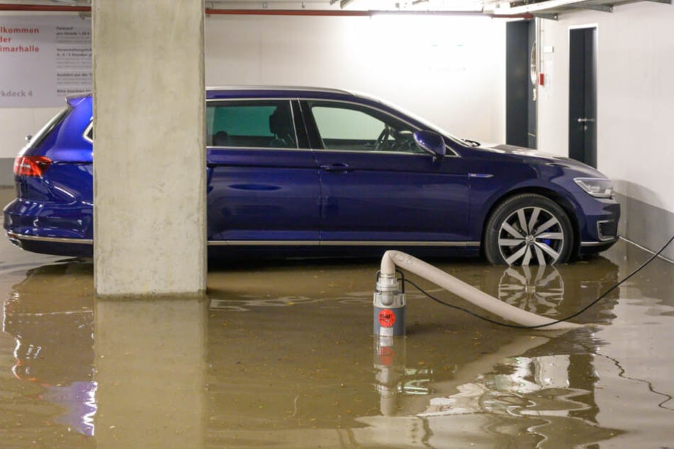 In der Tiefgarage des neuen Bauhaus, standen die Autos mitten im Wasser.