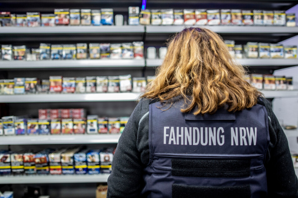 Beamte der Polizei waren in mehreren Städten Nordrhein-Westfalens im Einsatz und beschlagnahmten unter anderem 70.000 Euro Bargeld. (Symbolbild)