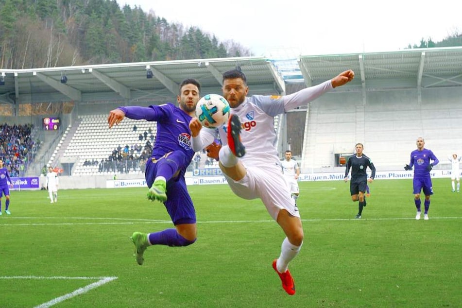 Calogero Rizzuto (l.) im Zweikampf mit dem Bochumer Tim Hoggland.