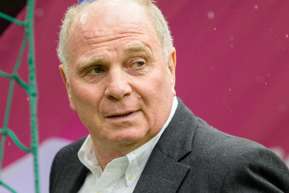 Uli Hoeneß, Vereinspräsident vom FC Bayern, steht vor Spielbeginn am Spielfeldrand. (Archivbild)