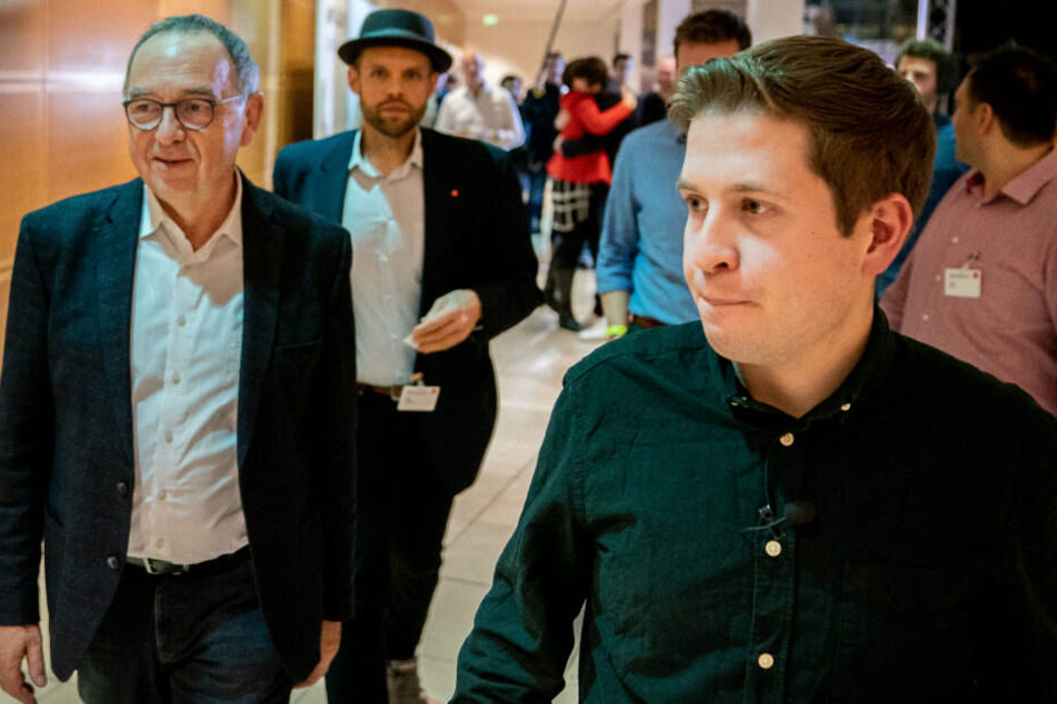 Norbert-Walter Borjans (l) geht nach der Bekanntgabe des Ergebnisses der Abstimmung zum SPD-Vorsitz im Willy-Brandt-Haus neben Kevin Kühnert (r) durch die SPD-Parteizentrale.