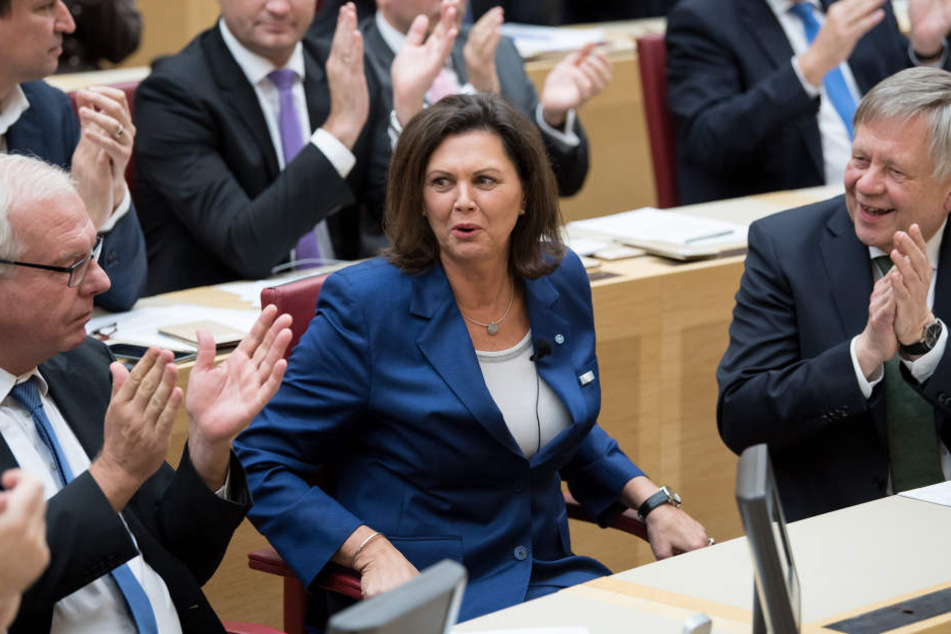 Applaus für Isle Aigner (CSU, 53), die neue Präsidentin des Bayerischen Landtags