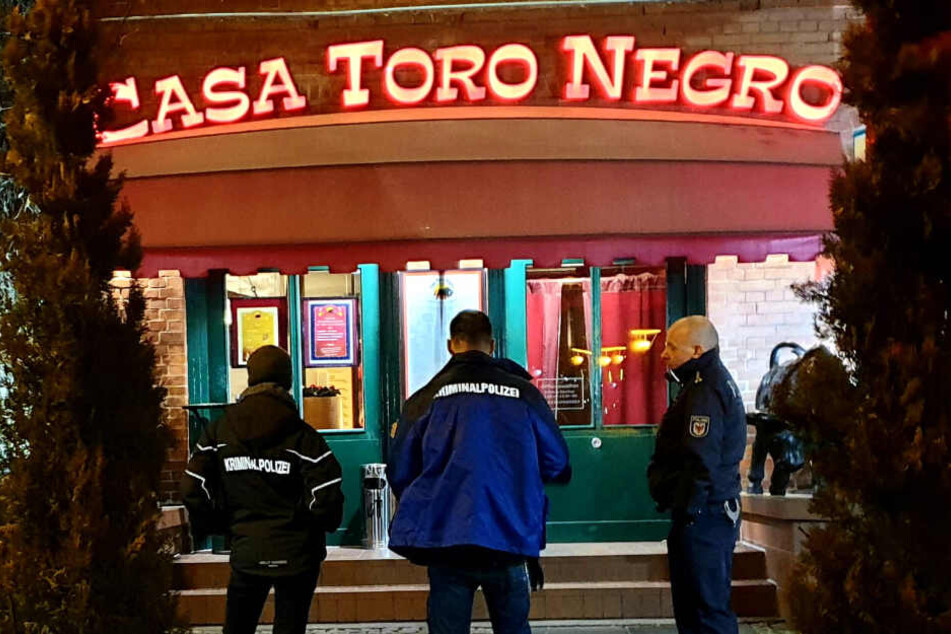 Beamte der Kriminalpolizei stehen vor dem Eingang des Lokals.