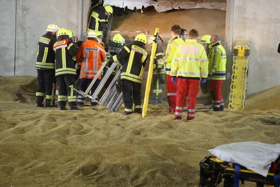 Die Feuerwehr konnte den Mann nur noch tot aus dem Silo holen.