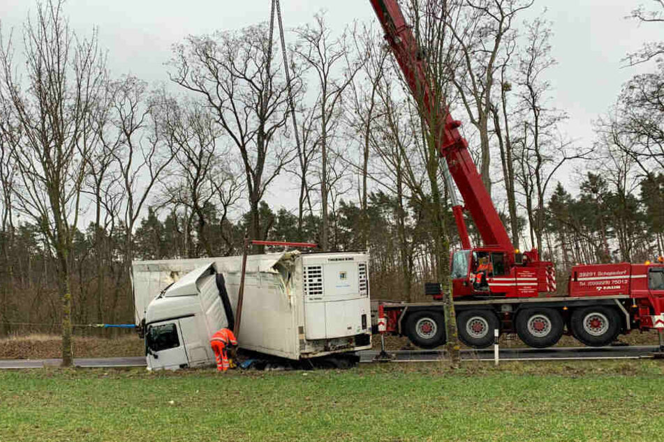 Der verunglückte Lastwagen musste aufwendig geborgen werden.