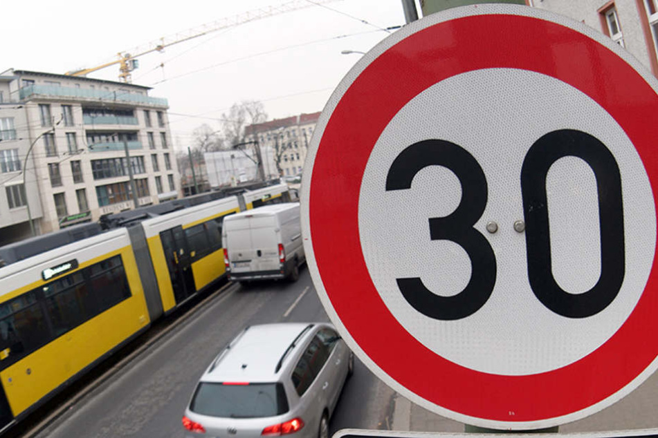 Nicht nur die Ausweitung der Tempo-30-Zonen wird debattiert, auch die Einschränkung von Raser mittels Blitzer ist heißes Thema.