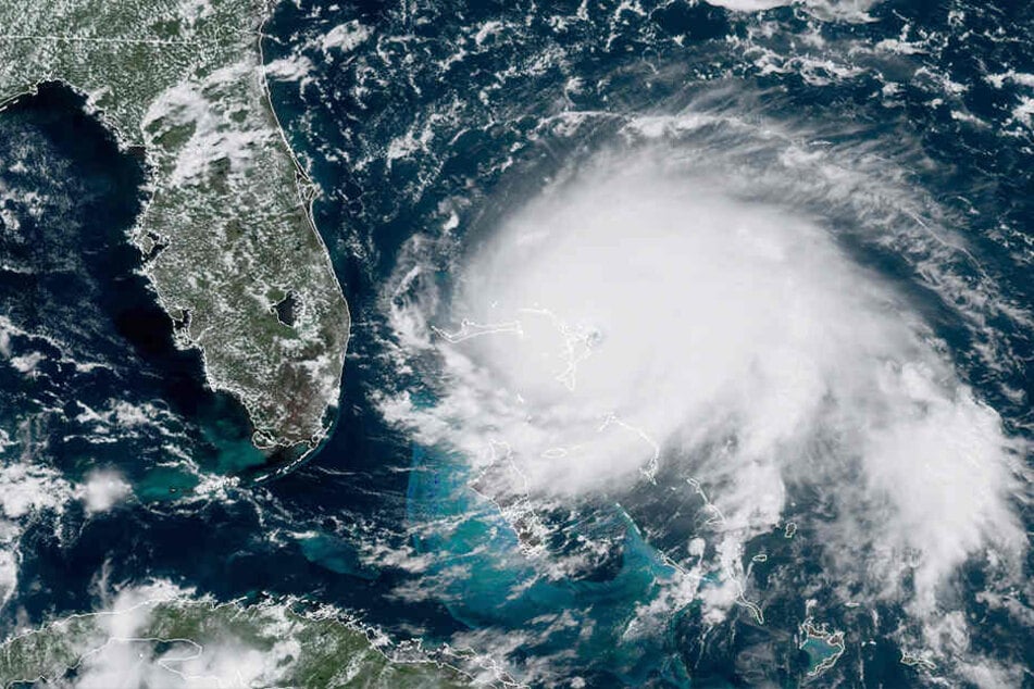 Dieses von der "National Oceanic and Atmospheric Administration" (NOAA) zur Verfügung gestellte Satellitenbild zeigt Hurrikan "Dorian" , der sich über offene Gewässer im Atlantik bewegt.